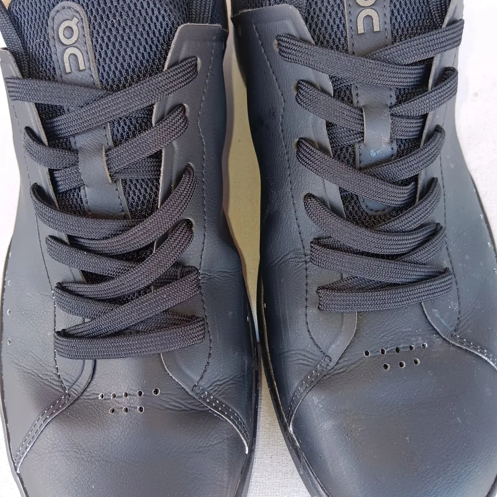 On Running Black Sneakers Casual Low-Top Design - Picture 2 of 9